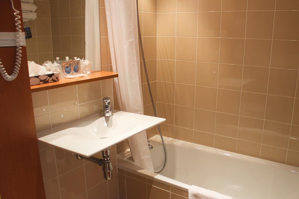 Kyriad Rennes Nord Hotel Екстер'єр фото